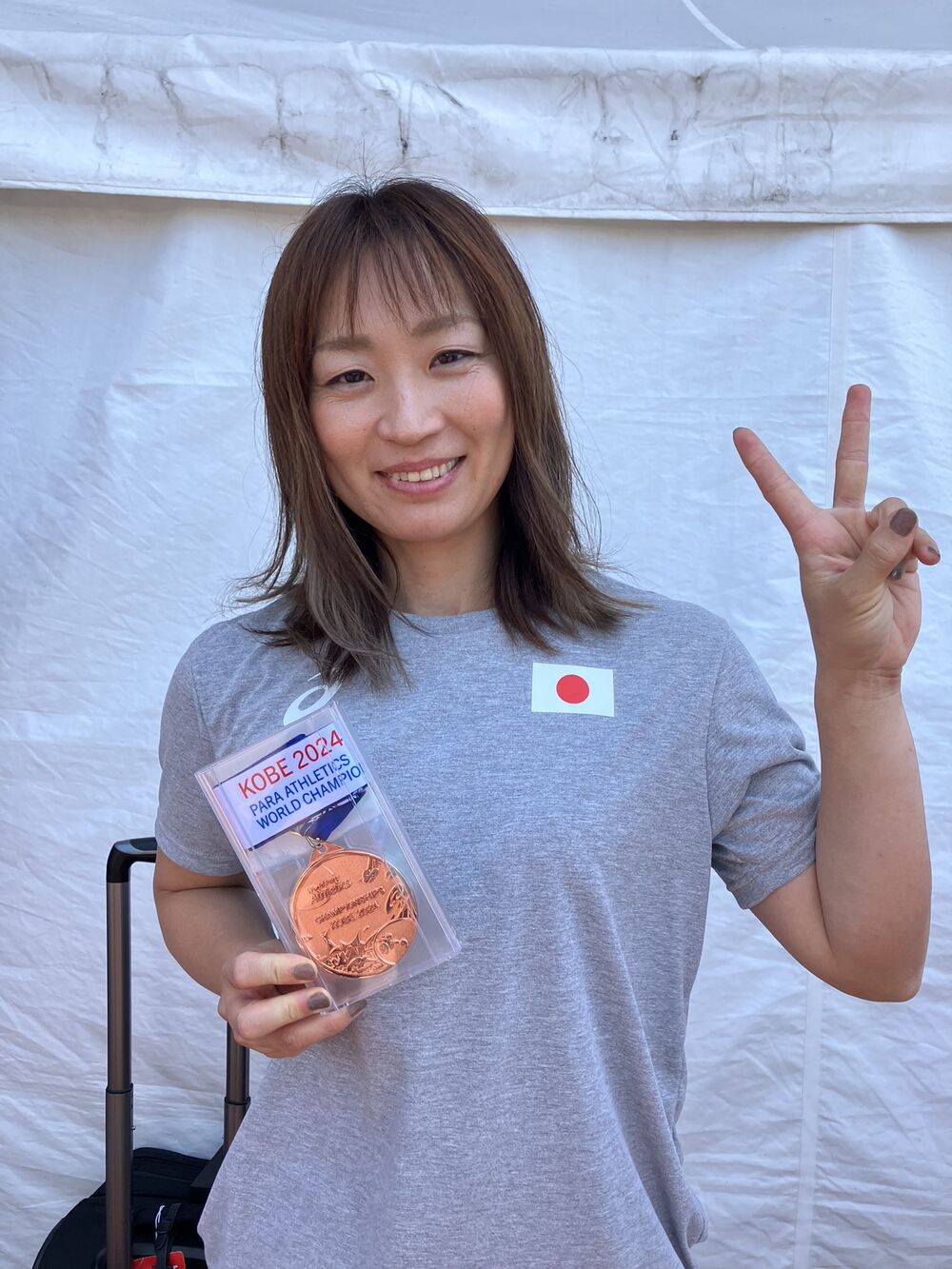 <p>銅メダルを片手に笑顔の中西選手</p>